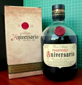 Ron Añejo Pampero Aniversario Reserva Exclusiva - Botella y caja - 1